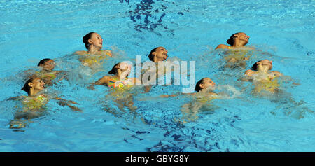 Il team britannico in formazione durante la finale del Team Free Synchronized Swimming durante i Campionati mondiali di nuoto della FINA a Roma. Foto Stock