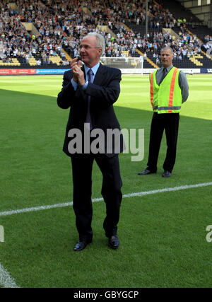 Calcio - Pre Season friendly - Notts County / Nottingham Forest - Meadow Lane. Sven Goran Eriksson, direttore del calcio della contea di Notts, entra in campo prima dell'inizio della partita Foto Stock