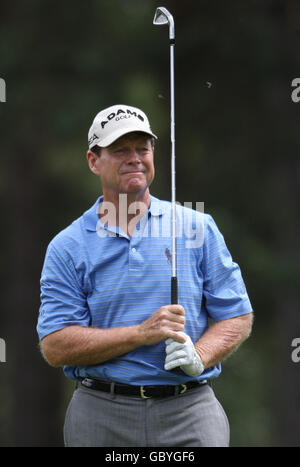 Tom Watson degli Stati Uniti gioca il suo secondo scatto sulla seconda fairway durante il terzo round del Mastercard Senior Open al Sunningdale Golf Club, Berkshire. Foto Stock