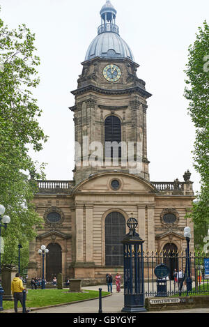 Birmingham Cathedral, St Phillips, con pausa pranzo gli impiegati godendo il sole estivo, West Midlands, Regno Unito Foto Stock