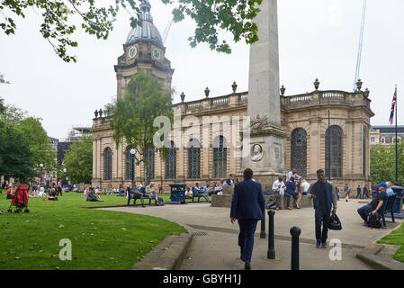 Birmingham Cathedral, St Phillips, con pausa pranzo gli impiegati godendo il sole estivo, West Midlands, Regno Unito Foto Stock