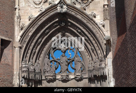 Cattedrale di Sainte Cecile, ingresso, Arco statua, costruita in mattoni, Albi, Pirenei, SW FRANCIA, Foto Stock