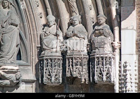 Cattedrale di Sainte Cecile, ingresso, frontone Arch statua, costruita in mattoni, Albi, Pirenei, SW FRANCIA, Foto Stock