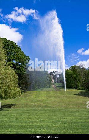 Dh Stanway House COTSWOLDS GLOUCESTERSHIRE piu' alta fontana di UK 300 piedi alto singolo getto fontana in motivi Foto Stock