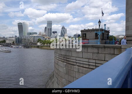 City of London CBD con il walkie talkie Grattuggia formaggio e il Gerkin presi da Tower Bridge con il Tamigi in primo piano Foto Stock