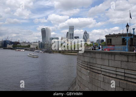 City of London CBD con il walkie talkie Grattuggia formaggio e il Gherkin di Londra prese da Tower Bridge con il Tamigi in primo piano Foto Stock