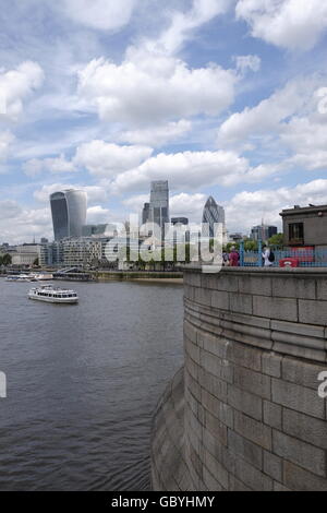 Il CBD di Londra con 'il walkie talkie' 'Grattuggia formaggio " e " il Gherkin' di Londra prese da Tower Bridge con il Tamigi in primo piano Foto Stock