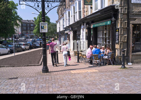 dh HARROGATE NORTH YORKSHIRE persone seduti fuori strada caffè bere al sole montpellier estate uk strade ristoranti all'aperto all'aperto Foto Stock