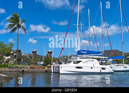 Dh Nelsons Dockyard ANTIGUA CARAIBI Catamarano ormeggiato English Harbour marina West Indies Harbour Foto Stock