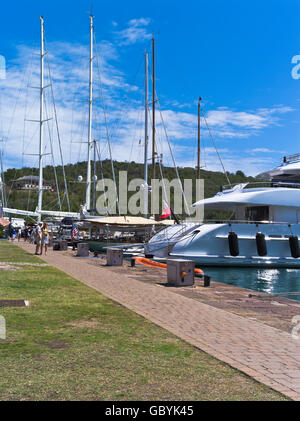 dh Nelsons Dockyard ANTIGUA CARIBBEAN Tourist Couple English Harbour yacht storico porto turistico delle Indie occidentali Foto Stock