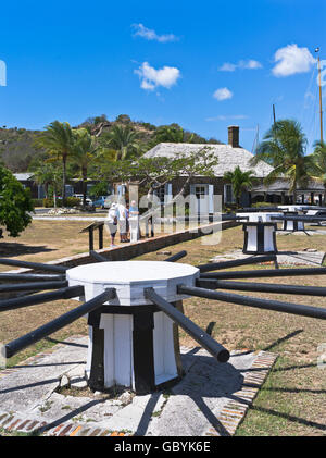 Dh Nelsons Dockyard Caraibi Antigua turisti cabestano English Harbour storico West Indies i cantieri navali Foto Stock