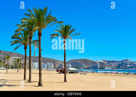 Una vista panoramica della spiaggia di San Antonio in Cullera, Spagna, nel mare Mediterraneo Foto Stock