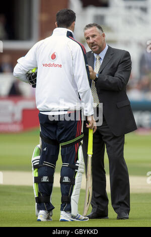 Inglese Kevin Pietersen ed ex leggenda dell'Inghilterra e Sky televisione Il commentatore Ian Botham parla prima dell'inizio della giornata due del secondo test Foto Stock