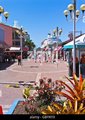 Dh St Johns ANTIGUA CARAIBI turisti in street DOCK navi da crociera Heritage Quay Saint Johns port Foto Stock