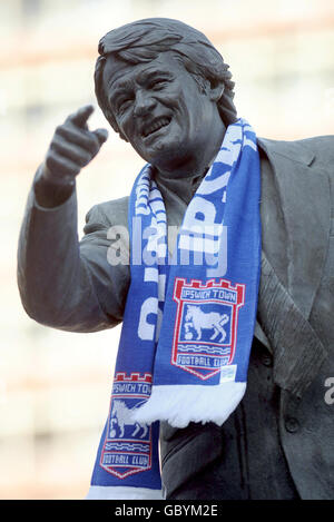 Una sciarpa della città di Ipswich è vista su una statua di Bobby Robson fuori della squadra di calcio della città di Ipswich, in memoria del direttore di calcio che è morto oggi, Ipswich. Foto Stock