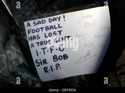 Un buon messaggio di volontà lasciato fuori Ipswich Town football club, in memoria del manager di calcio che è morto prima di oggi, Ipswich. Foto Stock
