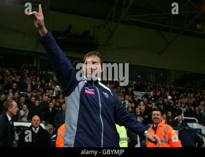 Calcio - fa Barclays Premiership - West Bromwich Albion / Middlesbrough. Il manager di West Bromwich Albion Bryan Robson riconosce i fan prima della partita contro Middlesbrough Foto Stock