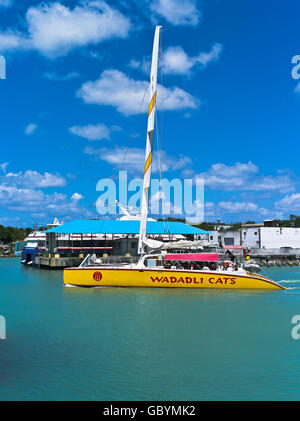 Dh St Johns ANTIGUA CARAIBI turisti viaggio Saint Johns Wadadli Cats catamarani gite in barca gita in catamarano Foto Stock