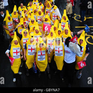 Cricket - The Ashes 2009 - npower terzo Test - Day tre - Inghilterra / Australia - Edgbaston. Gli appassionati di cricket in abito elegante arrivano per la terza prova a Edgbaston, Birmingham. Foto Stock