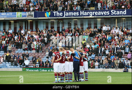 I giocatori e i fan di Burnley osservano i minuti di silenzio in memoria Di Sir Bobby Robson prima del gioco contro Leeds United Foto Stock