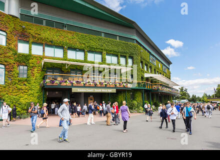 I visitatori a piedi intorno al giardino e Centre Court Sud Ovest in una giornata di sole durante il torneo di Wimbledon 2016 campionati di tennis Foto Stock