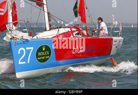 La giovane yachtswoman Katie Miller a bordo della sua barca all'inizio della biennale Rolex Fastnet Race sul Solent. Foto Stock