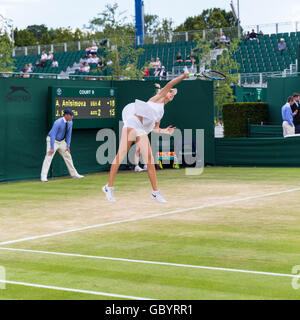 Amanda Anisimova, American giocatore di tennis, serve a campionati di Wimbledon 2016 Foto Stock