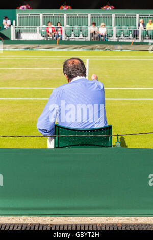 Wimbledon Tennis Championships 2016 arbitro facendo una chiamata di linea Foto Stock