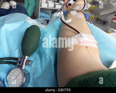 Braccio del giovane volontario quando la donazione del sangue nel letto di ospedale 3 Foto Stock