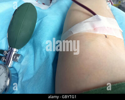 Braccio del giovane volontario quando la donazione del sangue nel letto di ospedale 4 Foto Stock