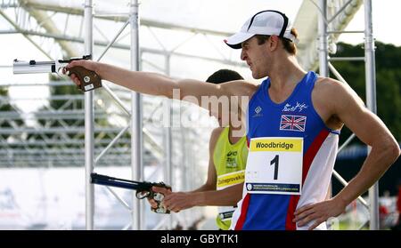 Nick Woodbridge della Gran Bretagna compete nel tiro a pistola durante i moderni Campionati del mondo di Pentathlon, Londra. Foto Stock