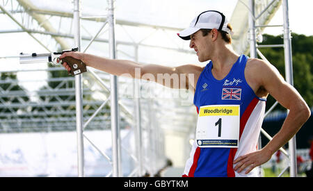 Nick Woodbridge della Gran Bretagna compete nel tiro a pistola durante i moderni Campionati del mondo di Pentathlon, Londra. Foto Stock