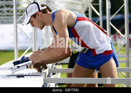 Nick Woodbridge della Gran Bretagna compete nel tiro a pistola durante i moderni Campionati del mondo di Pentathlon, Londra. Foto Stock