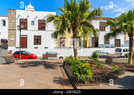 Quadrato con piante tropicali e tipico stile delle Canarie edifici in Garachico città vecchia, Tenerife, Isole Canarie, Spagna Foto Stock