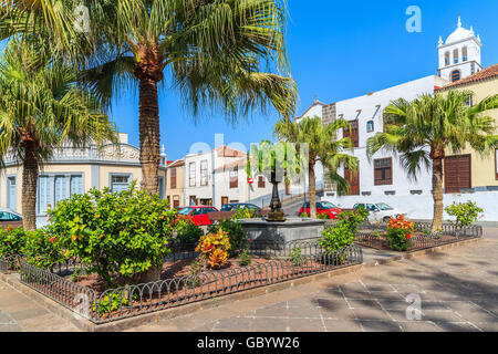 Quadrato con piante tropicali e tipico stile delle Canarie edifici in Garachico città vecchia, Tenerife, Isole Canarie, Spagna Foto Stock
