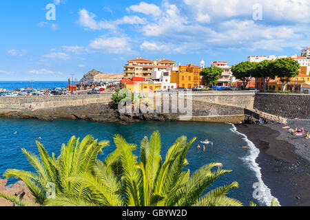 GARACHICO TENERIFE ISLAND - 15 NOV 2015: una vista della spiaggia vulcanica a Garachico città vicino a Puerto de la Cruz, Tenerife, Canarie ho Foto Stock