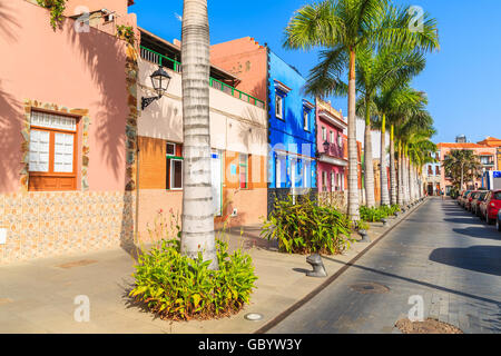 Case colorate e palme sulla strada di Puerto de la Cruz town, Tenerife, Isole Canarie, Spagna Foto Stock