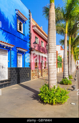 Case colorate e palme sulla strada di Puerto de la Cruz town, Tenerife, Isole Canarie, Spagna Foto Stock
