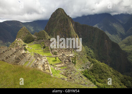 Le persone che visitano perso città Inca di Machu Picchu vicino a Cusco in Perù. Foto Stock