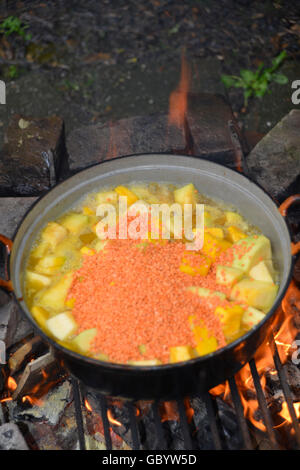 Zucca e lenticchie sul fuoco aperto in giardino Foto Stock