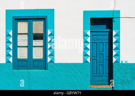 Porta e finestra della vecchia casa in Puerto de la Cruz town, Tenerife, Isole Canarie, Spagna Foto Stock