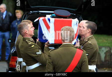 La bara delle leggi private di Robert del 2° Battaglione il Reggimento Merciano è portato nella Chiesa di San Giovanni, Bromsgrove per il suo servizio funerale. Foto Stock