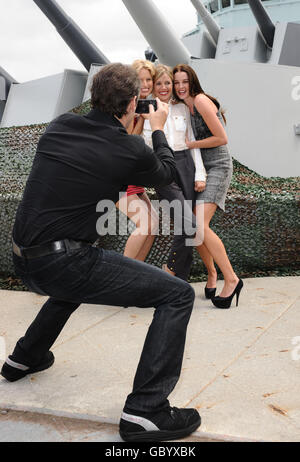 Karolina Kurkova, Sienna Miller e Rachel Nichols hanno preso la loro foto dal direttore Stephen Sommers su HMS Belfast, Londra, per promuovere il nuovo film G.I..Joe. PREMERE ASSOCIAZIONE foto. Data foto: Mercoledì 22 luglio 2009. Il credito fotografico deve essere: Ian West/PA Wire Foto Stock