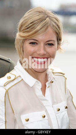 Sienna Miller su HMS Belfast, Londra, per promuovere il nuovo film G.I.Joe. PREMERE ASSOCIAZIONE foto. Data immagine: Mercoledì 22 luglio 2009. Il credito fotografico dovrebbe essere: Ian West/PA Wire Foto Stock