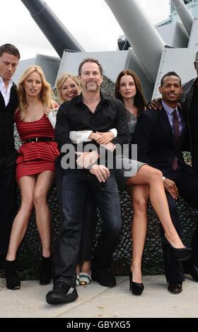 Karolina Kurkova, Sienna Miller, direttore Srephen Sommers, Rachel Nichols e Marlon Wayans su HMS Belfast, Londra, per promuovere il nuovo film G.I..Joe. PREMERE ASSOCIAZIONE foto. Data foto: Mercoledì 22 luglio 2009. Il credito fotografico deve essere: Ian West/PA Wire Foto Stock