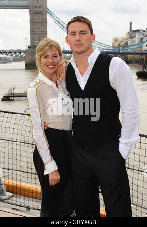 Sienna Miller e Channing Tatum su HMS Belfast, Londra, per promuovere il nuovo film G.I.Joe. Foto Stock