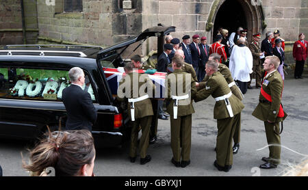 La bara delle leggi private di Robert del 2° Reggimento Merciano del Battaglione è portata dalla Chiesa di San Giovanni, Bromsgrove dopo il suo servizio funerale. Foto Stock