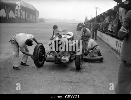 Billy Cotton e LA SUA MG ai box durante la 500 Mile Race a Brooklands. Foto Stock