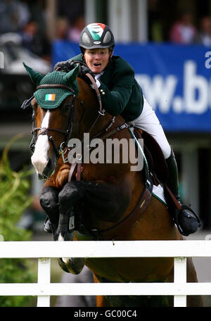 Shane Sweetnam in Irlanda a cavallo di Amaretto Darco durante la Meydan FEI Nations Cup of Great Britain al Longines Royal International Horse Show a Hickstead, West Sussex. Foto Stock