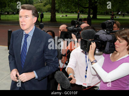 Il segretario alle imprese Lord Mandelson arriva per un incontro con il Cancelliere Alistair Darling al Tesoro, a Westminster, Londra. Foto Stock